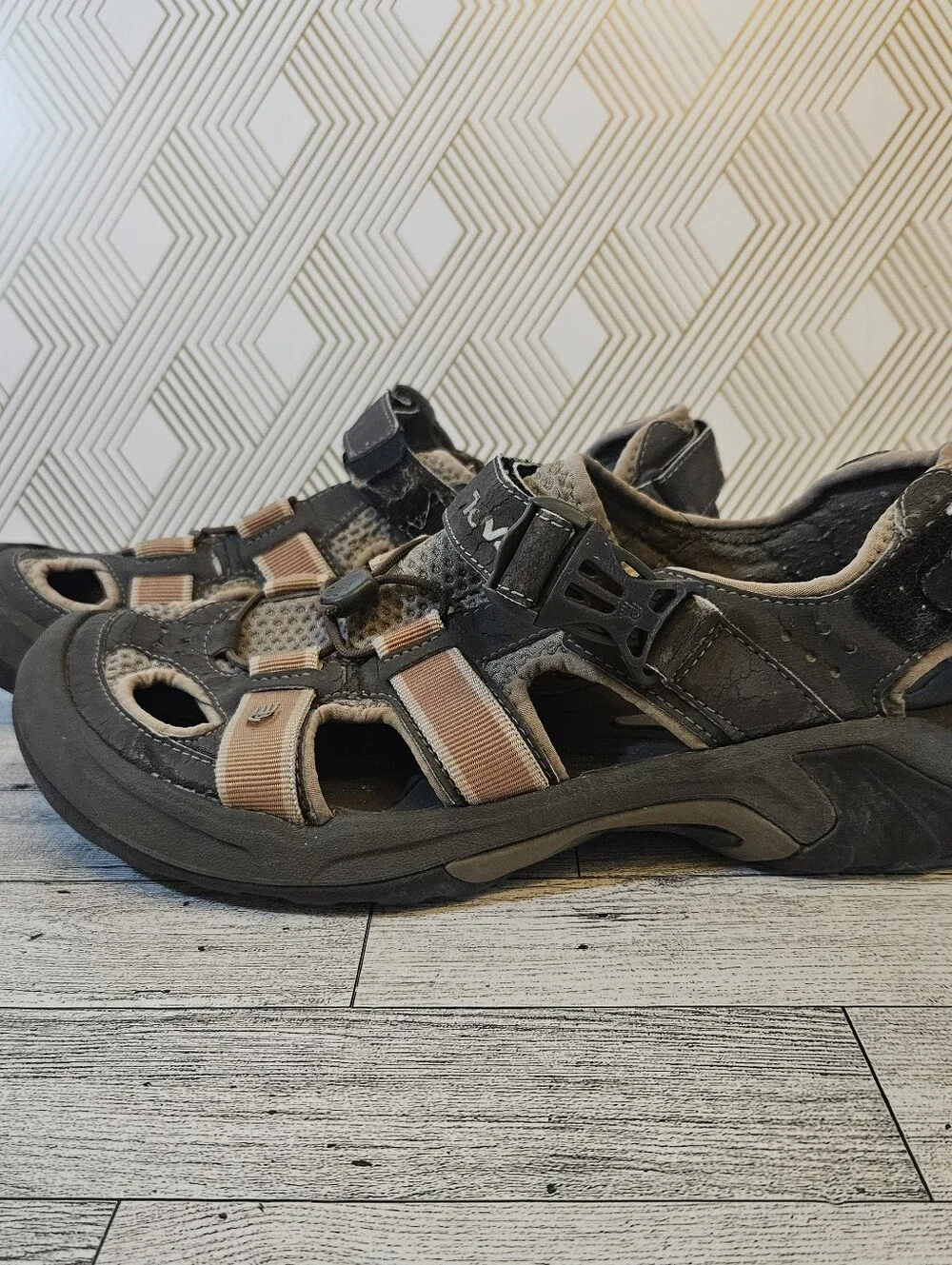 Teva 6148 Omnium 2 Sports Sandals Mens 9.5 Brown Hiking Beach Shoes Closed Toe